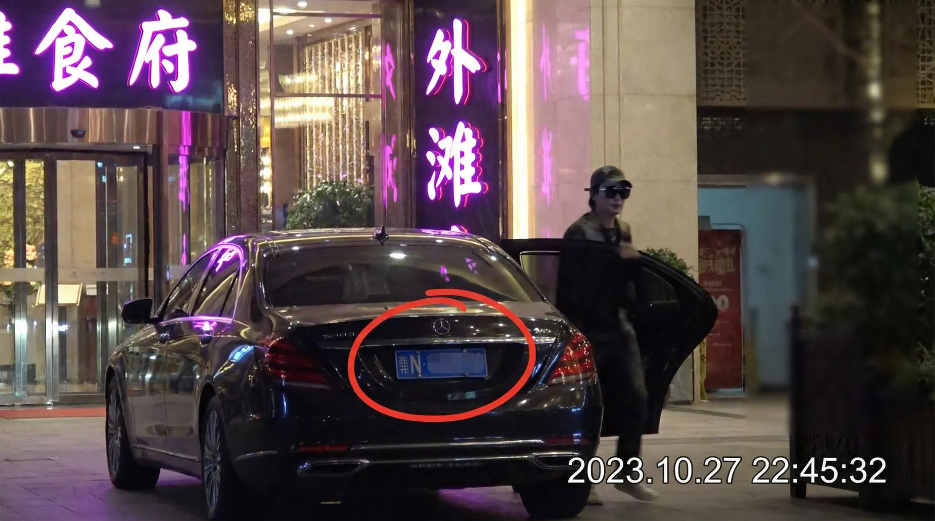 牛牛体育网址 - 豪车餐厅外被拍
